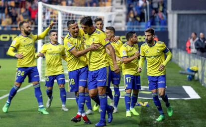 Los jugadores del Cádiz celebran el gol de Lekic al Espanyol.