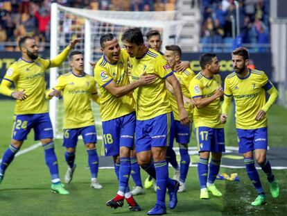 Los jugadores del Cádiz celebran el gol de Lekic al Espanyol.