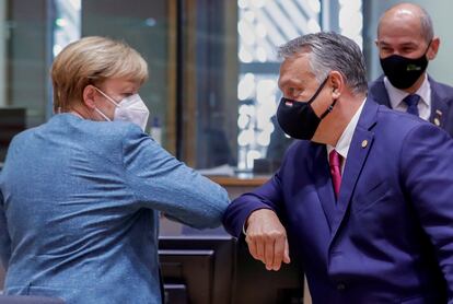 La canciller alemana Angela Merkel y el primer ministro húngaro, Viktor  Orbán, ambos pertenecientes al Partido Popular Europeo, en Bruselas el pasado octubre. 