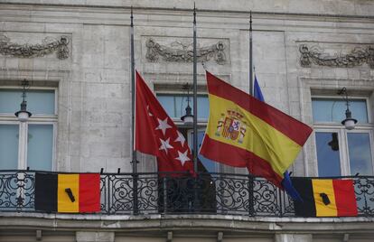 Banderes de Bèlgica amb crespó negre a l'edifici de presidència a Sol de Madrid.