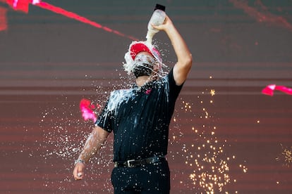 Jon Rahm celebra su triunfo en el campeonato saudí de golf.