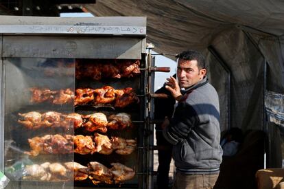 Ahmed Saleh, desplazado de la aldea de Khorsabad, en el restaurante donde trabaja en el campo Khazer al este de Mosul, Irak. Saleh poseía un restaurante en su ciudad natal, que él y su familia dejaron en 2014 después de que se intensificara la lucha.