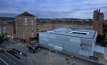 Moderno edificio que contiene la futura biblioteca de Girona, Carles Rahola.