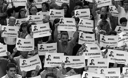 Miles de vecinos del concejal del PP, Miguel &Aacute;ngel Blanco, se manifiestan en la plaza de Ermua (Vizcaya) el 11 de julio de 1997.