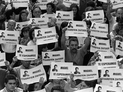 Miles de vecinos del concejal del PP, Miguel &Aacute;ngel Blanco, se manifiestan en la plaza de Ermua (Vizcaya) el 11 de julio de 1997.