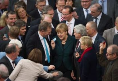 Diputados democristianos rodean a la canciller Angela Merkel en la sesión del miércoles del Bundestag.