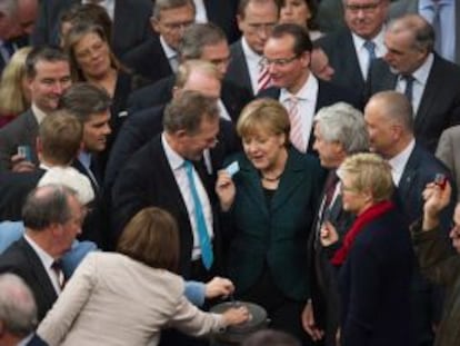 Deputados com Merkel na sessão de quarta-feira do Bundestag.