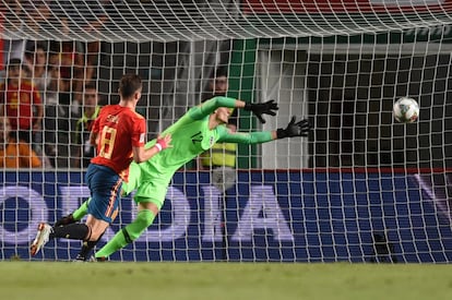 Saúl Niguez marca el primer gol ante el portero croata Lovre Kalinic.