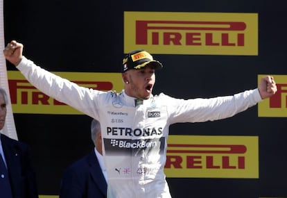 Hamilton celebra el triunfo en Monza.