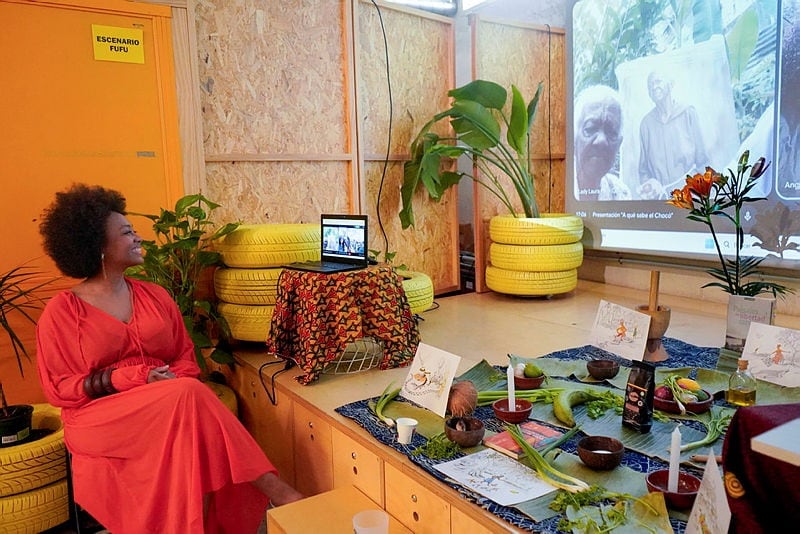 Anny Marcela Peña presentando en abril pasado el libro de su abuela Zita Emperatriz Copete en el Centro Cultural Espacio Afro (Madrid), en imagen cedida por Mark Ngahane.