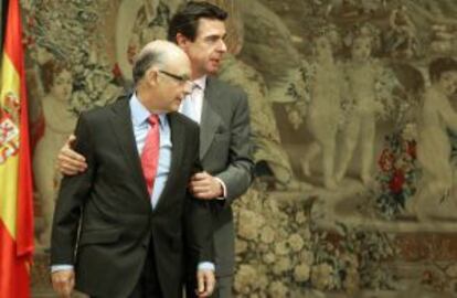 José Manuel Soria, ministro de Industria, y Cristóbal Montoro, de Hacienda, mantienen una disputa pública por la reforma energética.