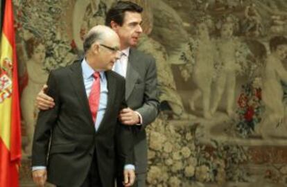 Jos&eacute; Manuel Soria, ministro de Industria, y Crist&oacute;bal Montoro, de Hacienda, mantienen una disputa p&uacute;blica por la reforma energ&eacute;tica.