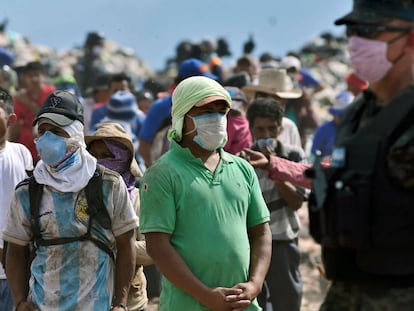 Un grupo de personas hace fila durante una distribución de alimentos en Honduras. 