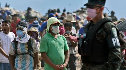 Un grupo de personas hace fila durante una distribución de alimentos en Honduras. 