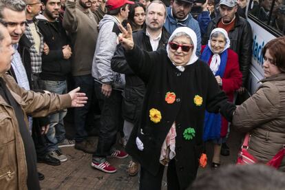 Hebe de Bonafini cumprimenta seus seguidores na Praça de Maio.