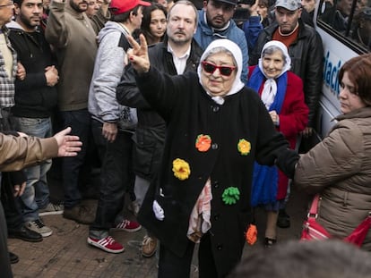 Hebe de Bonafini saluda a sus seguidores en Plaza de Mayo.