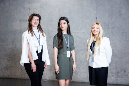 De izquierda a derecha: Yaiza Hernández, Laura Torío y Miriam Vilaplana, becadas por la Fundación La Caixa para estudiar en Londres y Nueva York, este miércoles en Madrid.