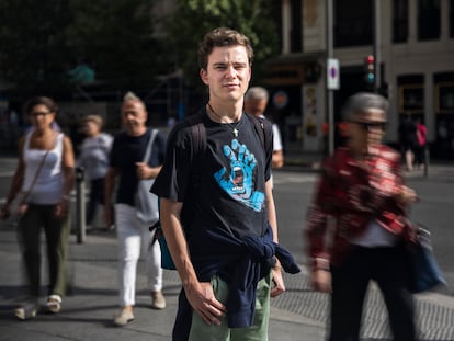 El estudiante Javier Peña, en la Gran Vía de Madrid.