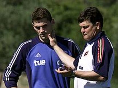 José Antonio Camacho toma las pulsaciones a Casillas.