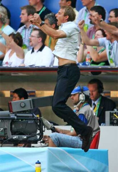 Klinsmann celebra uno de los goles de su equipo ante Suecia.