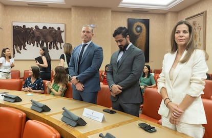 Los tres eurodiputados de Se Acabó La Fiesta (Diego Soler, Luis 'Alvise' Pérez y Nora Junco), en el acto de acatamiento a la Constitución de los candidatos proclamados electos tras las elecciones al Parlamento Europeo, en el Congreso, el 1 de julio de 2024.