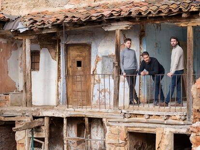 La galería exterior cubierta de la casa La Lázara y, en ella, de izquierda a derecha, Ismael Pizarro, Guillermo Bosque y Alberto Sánchez.