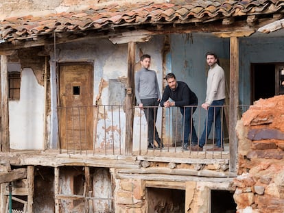 La galería exterior cubierta de la casa La Lázara y, en ella, de izquierda a derecha, Ismael Pizarro, Guillermo Bosque y Alberto Sánchez.