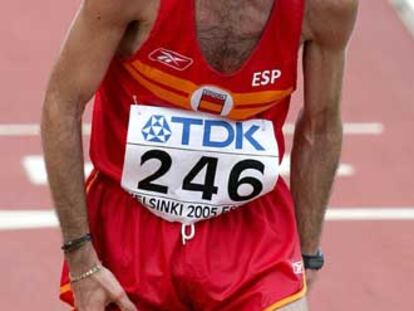 Julio Rey se lamenta tras el maratón del Mundial de Helsinki, en el que terminó octavo.
