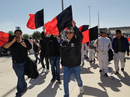 Miembros del Sindicato independiente de trabajadores de Audi México en la planta de Puebla, el 24 de enero.