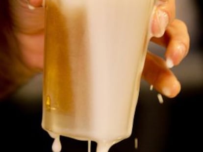 A bartender pours a beer in a Madrid restaurant.