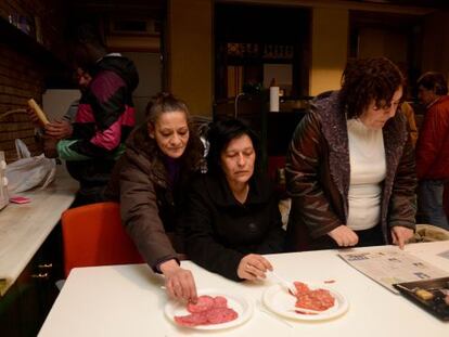 Usuarios de la Asociación Arraigo de Ferrol, ayer por la tarde en el local de la ONG.