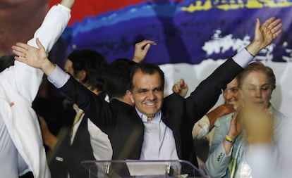 Óscar Iván Zuluaga, candidato de Centro Democrático, celebra su resultado en su sede de campaña en Bogotá.