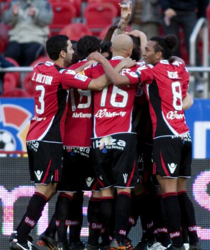 Los jugadores del Mallorca celebran un tanto ante el Almería.