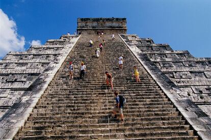 La leyenda cuenta que la sombra del dios serpiente con plumas Kukulcán repta escaleras abajo de la pirámide del yacimiento maya de Chichen Itzá (en la foto) durante los equinoccios de primavera y otoño.