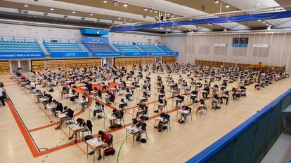 Un grupo de estudiantes hace el examen de selectividad en una cancha deportiva de la Universidad Pública de Navarra, el pasado mes de junio.