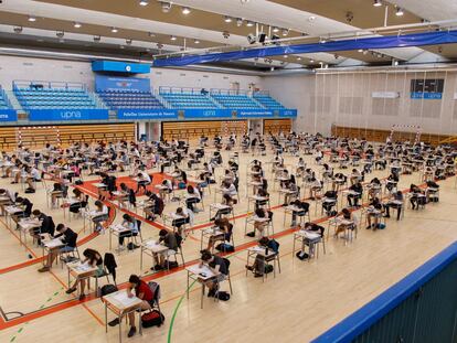 Un grupo de estudiantes hace el examen de selectividad en una cancha deportiva de la Universidad Pública de Navarra, el pasado mes de junio.