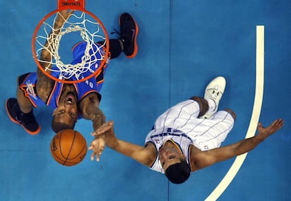 Eric Maynor, de los Thunder pugna por un rebote con Greivis Vasquez, de los Hornets.