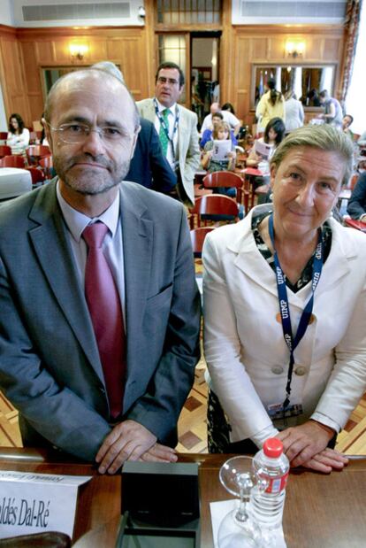 Luis Atienza (presidente de Red Eléctrica) y María Teresa Domínguez (presidenta del Foro Nuclear), en la UIMP (Santander).