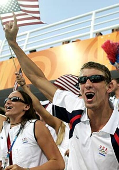 Michael Phelps, en la tribuna, durante la final femenina de 50m libres.