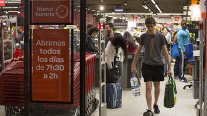 People shopping at the Carrefour supermarket in Lavapiés on a Friday evening.