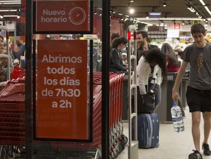 People shopping at the Carrefour supermarket in Lavapiés on a Friday evening.