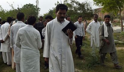 Un pastor oficia el funeral de las víctimas del atentado suicida del pasado domingo en Pakistán.