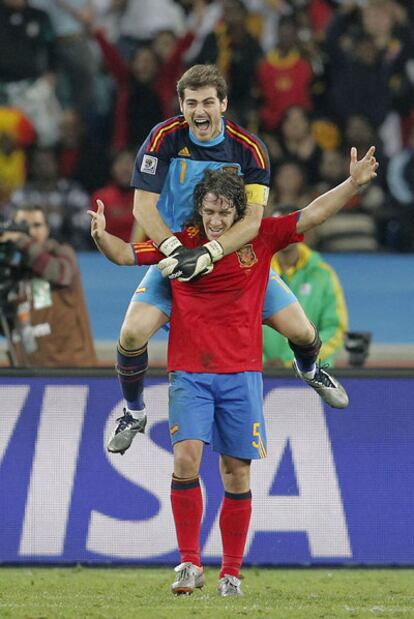 Puyol y Casillas celebran la clasificación para la final del Mundial.
