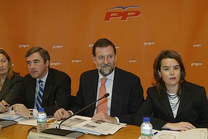 Ángel Acebes, Mariano Rajoy y Soraya Sáenz de Santamaría, ayer, en el Comité Ejecutivo del PP.