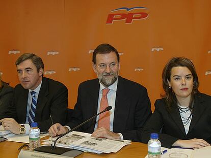 Ángel Acebes, Mariano Rajoy y Soraya Sáenz de Santamaría, ayer, en el Comité Ejecutivo del PP.