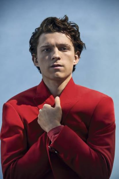 Acostumbrados a verle enfundado en el uniforme de Spiderman, no sorprende verle de rojo, en este caso, con traje Louis vuitton.