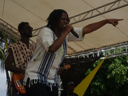 La rapera de Duekué, Nash en el mercado de artes y música en Abiyán, al sur de Costa de Marfil, en 2016.