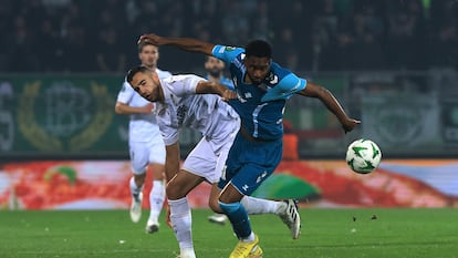 Bakambu, autor de dos de los cuatro goles del Betis, se marcha de Borevkovic, defensa del Vitoria luso