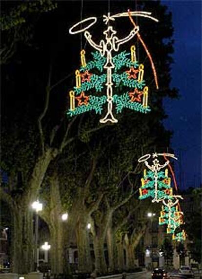 Luces navideñas en el mes de mayo en las calles de Figueres