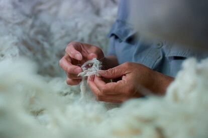 Detalle del proceso de selección de la lana.